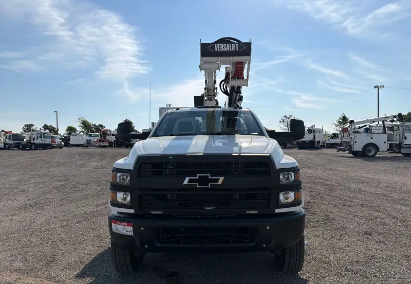 2022 Chevrolet Silverado 5500HD photo 2