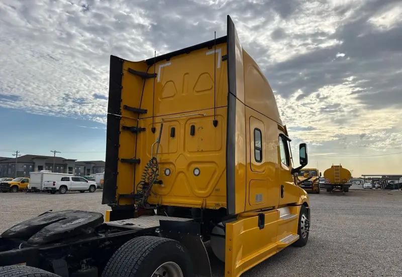 2021 Freightliner Cascadia 126 photo 10