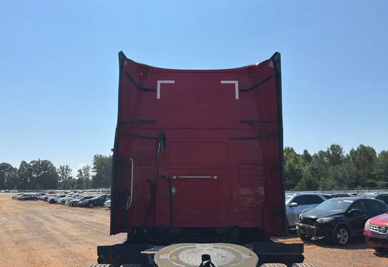 2022 Volvo VNL photo 32