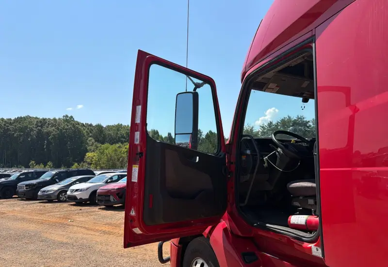 2022 Volvo VNL photo 46