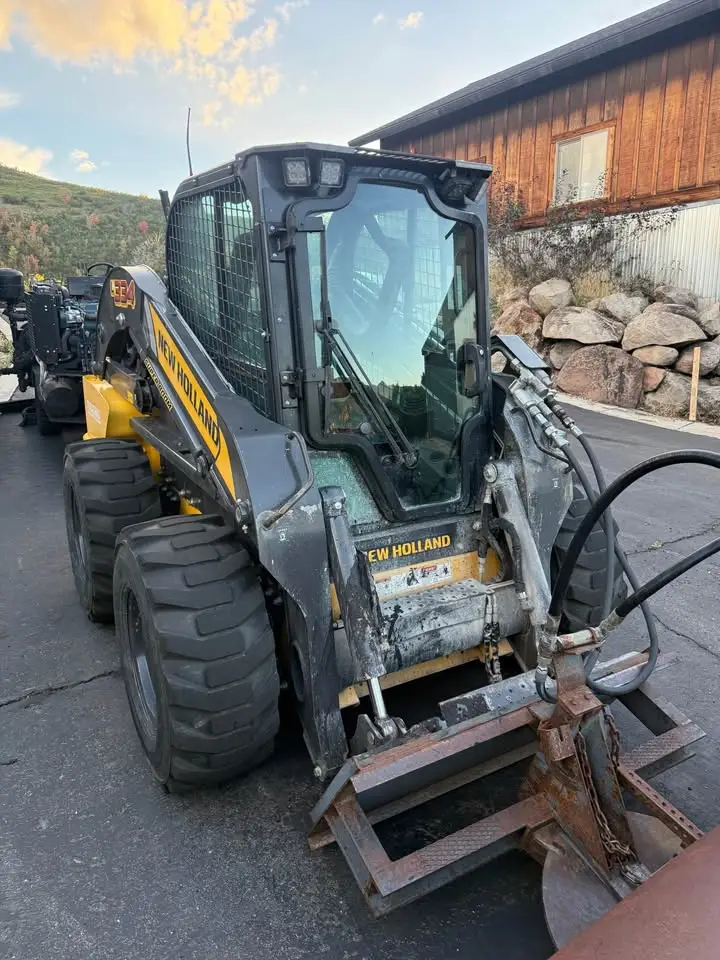 2023 New Holland L334 Skid Steer photo 4